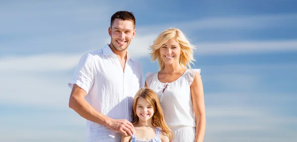 Lycklig familj med blå himmel — Stockfoto