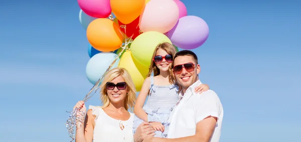 Familj med färgglada ballonger — Stockfoto