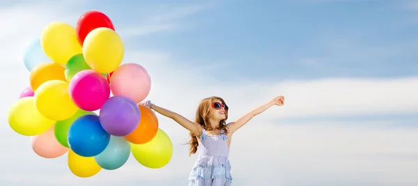 Glückliches Mädchen mit bunten Luftballons — Stockfoto
