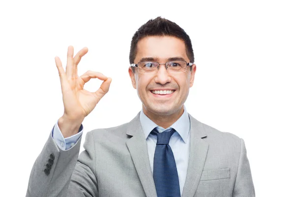 Feliz hombre de negocios sonriente en gafas y traje —  Fotos de Stock