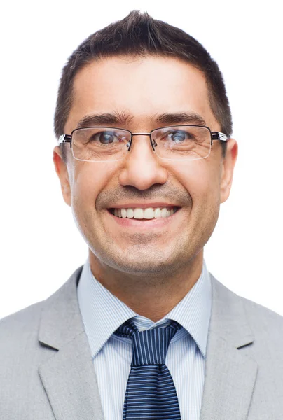 Feliz hombre de negocios sonriente en gafas y traje — Foto de Stock