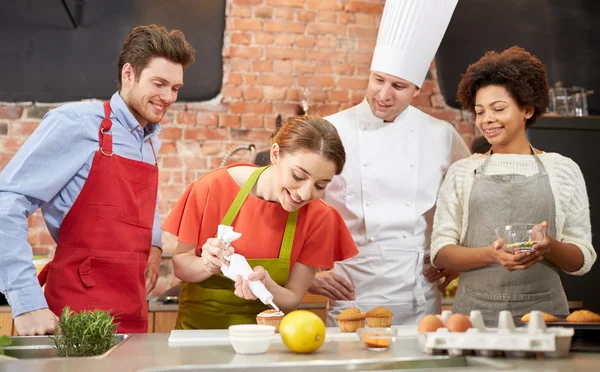 Mutlu arkadaş ve chef mutfak pişirme pişirmek Telifsiz Stok Fotoğraflar