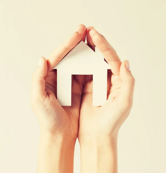 Vrouw handen met papier huis — Stockfoto