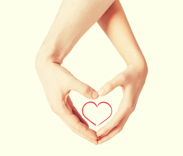 Žena a muž rukou ukazující tvar srdce — Stock fotografie