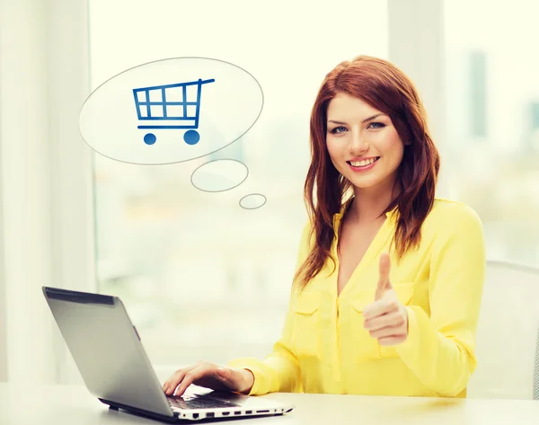 Усміхнена жінка з магазинами ноутбуків онлайн — стокове фото