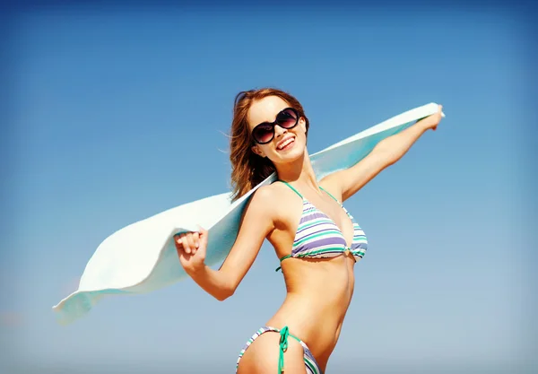 Meisje in een bikini en schaduwen op het strand — Stockfoto