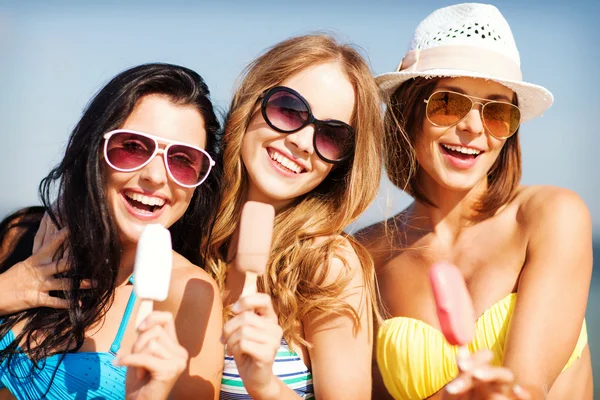 Flickor i bikini med glass på stranden — Stockfoto