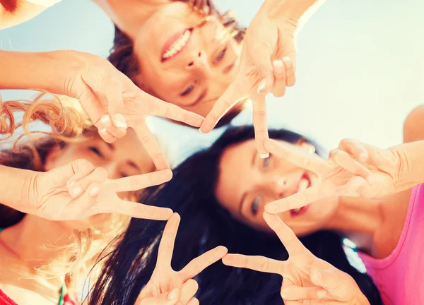 Mädchen schauen nach unten und zeigen Finger fünf Geste — Stockfoto