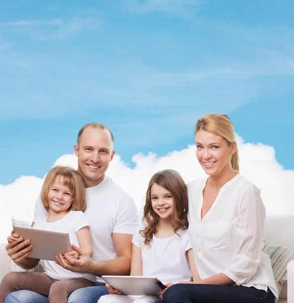 Glückliche Familie mit Tablet-Computern — Stockfoto