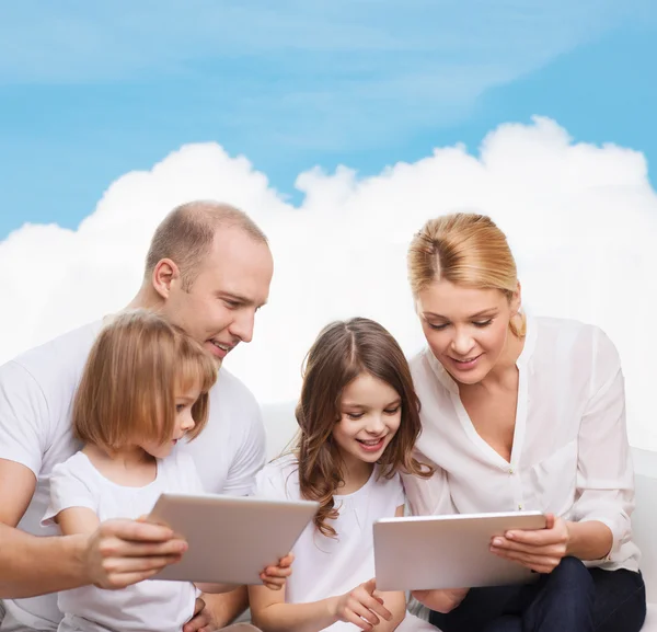 Família feliz com computadores tablet pc — Fotografia de Stock