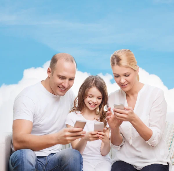 Familia feliz con smartphones —  Fotos de Stock