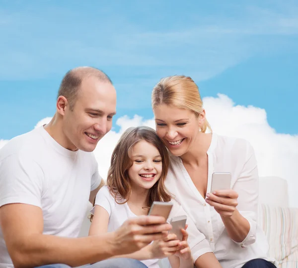 Familia feliz con smartphones —  Fotos de Stock