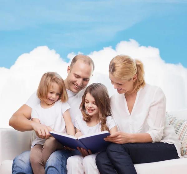 Boldog család, otthon a könyv — Stock Fotó