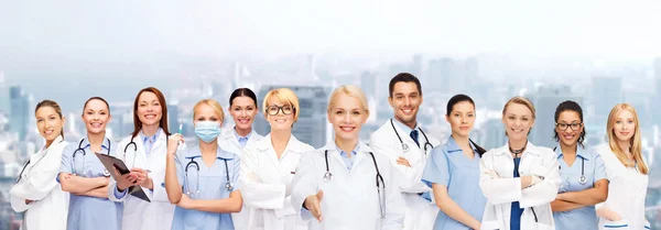 Medici e infermiere sorridenti con stetoscopio — Foto Stock