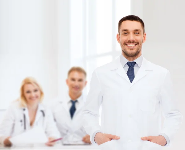 Médico varón sonriente en bata blanca —  Fotos de Stock