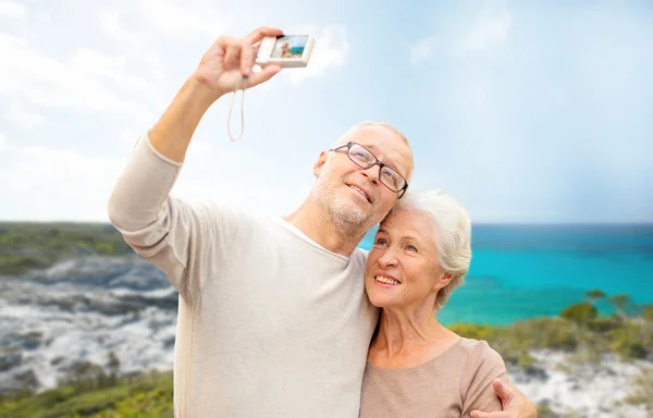 Senior tourists couple with camera photographing — Stock Photo, Image