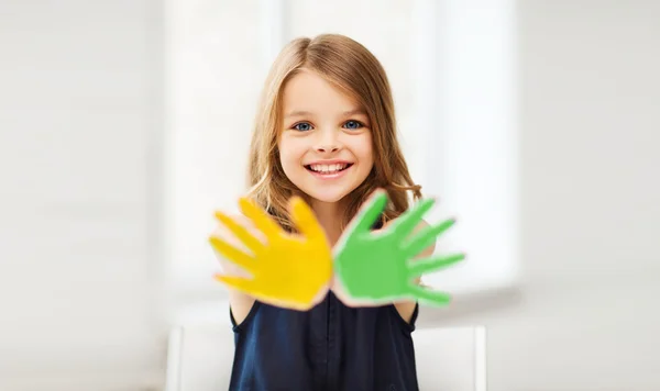 Девушка показывает окрашенные руки — стоковое фото