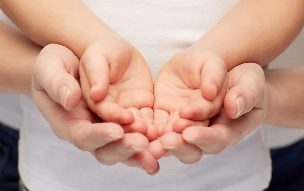 Primo piano di donna e ragazza con le mani a coppa — Foto Stock