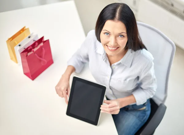 Крупним планом жінка з планшетним ПК в офісі — стокове фото