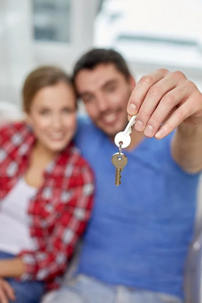 Närbild av lyckliga par visar nyckel hemma — Stockfoto