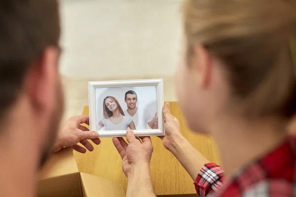 Gros plan de couple heureux regardant la photo de famille — Photo