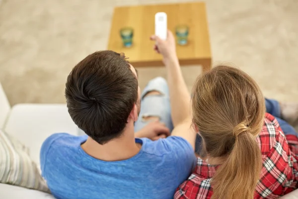 Primer plano de pareja con control remoto ver la televisión en casa —  Fotos de Stock