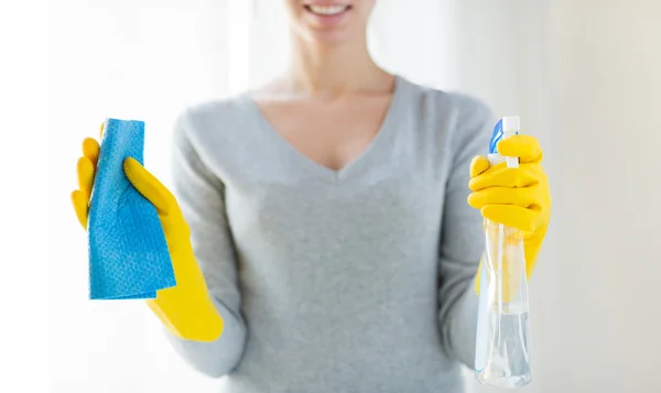 Close up of happy woman with cloth and cleanser — Stock Photo, Image