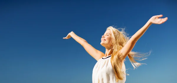 Belle femme profiter de l'été en plein air — Photo