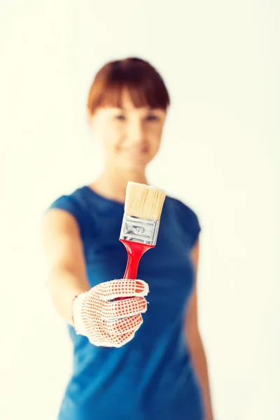 Vrouw met penseel — Stockfoto