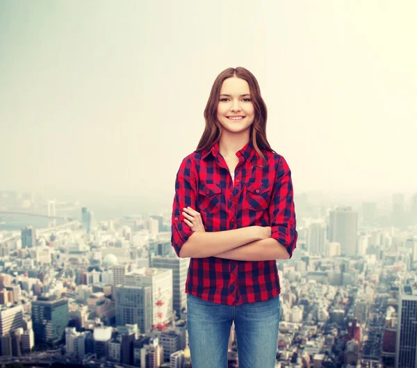 Sorridente giovane donna in abiti casual — Foto Stock