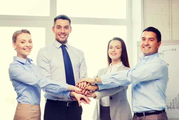 Equipo de negocios celebrando la victoria en el cargo — Foto de Stock