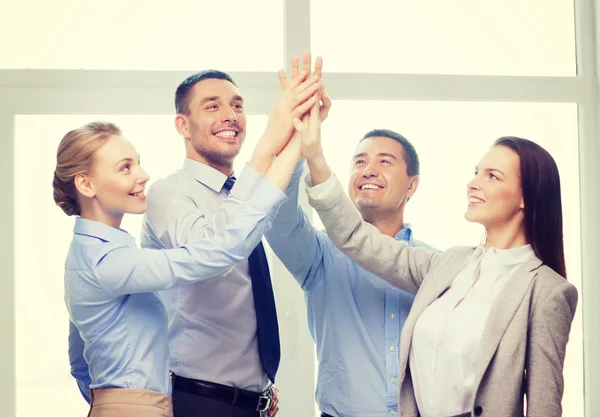 Feliz equipo de negocios dando cinco en la oficina — Foto de Stock