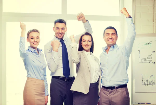 Üzleti csapat ünnepli győzelmét a Hivatal — Stock Fotó