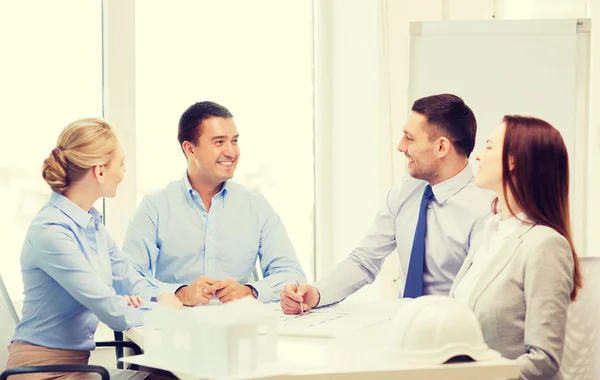 Feliz equipo de arquitectos y diseñadores en la oficina — Foto de Stock