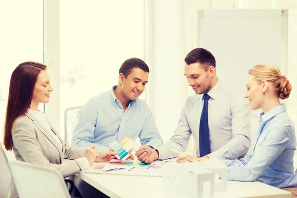 Feliz equipo de arquitectos y diseñadores en la oficina — Foto de Stock