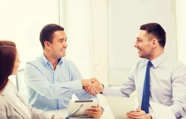 Business team working with tablet pc in office — Stock Photo, Image