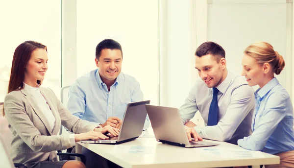 Equipo de negocios trabajando con el ordenador portátil en la oficina — Foto de Stock