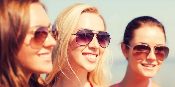 Крупный план улыбающихся молодых женщин в солнечных очках — стоковое фото