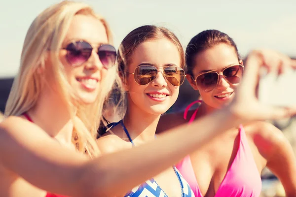 Groupe de femmes souriantes faisant selfie sur la plage — Photo