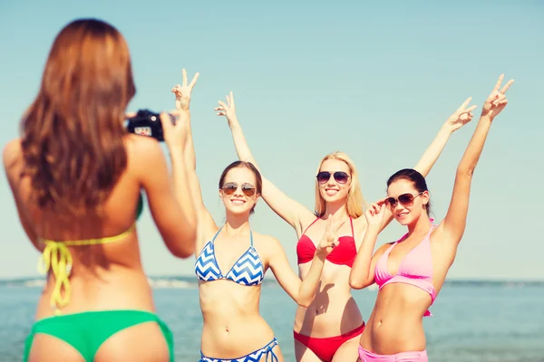 Grupp leende kvinnor fotografering på stranden — Stockfoto