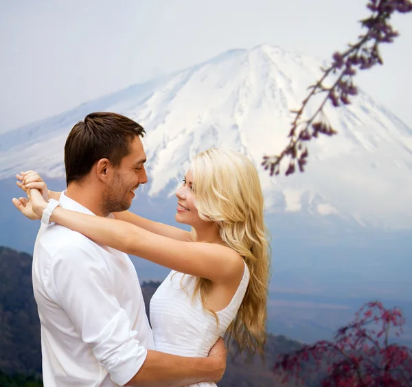 Mutlu çift Japonya dağlardan sarılma — Stok fotoğraf