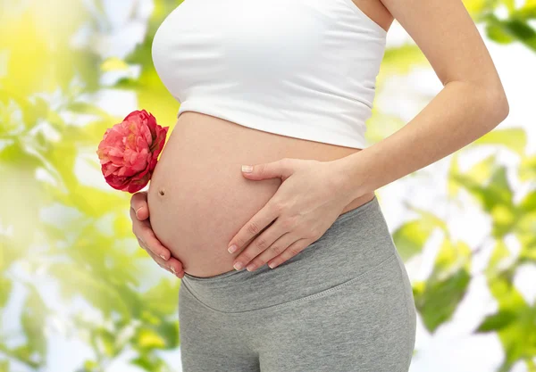 孕妇接触她裸露的肚子的特写 — 图库照片