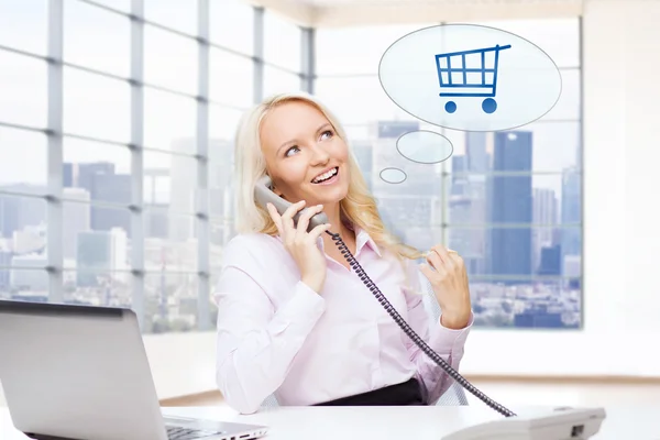 Sonriente mujer de negocios llamando por teléfono —  Fotos de Stock