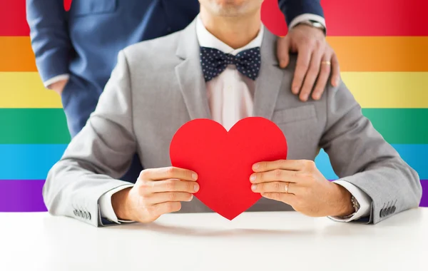 Close up van mannelijke homo paar met rood hart — Stockfoto