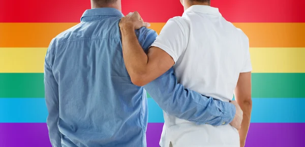 Vicino di felice maschio gay coppia abbracci — Foto Stock