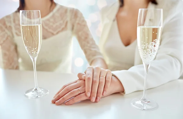 Close up of lesbian couple with champagne glasses — Stock Photo, Image