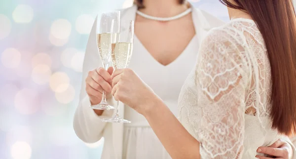 Close up of lesbian couple with champagne glasses — Stock Photo, Image