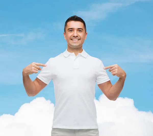 Gülümseyen adam kendini t-shirt işaret parmak — Stok fotoğraf