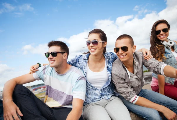 Gruppe von Teenagern hängt herum — Stockfoto