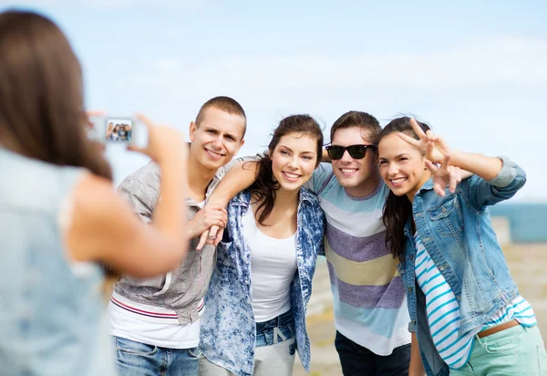 Teenageři s Foto mimo — Stock fotografie